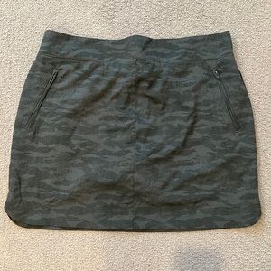Camo skort with zip pockets in front large